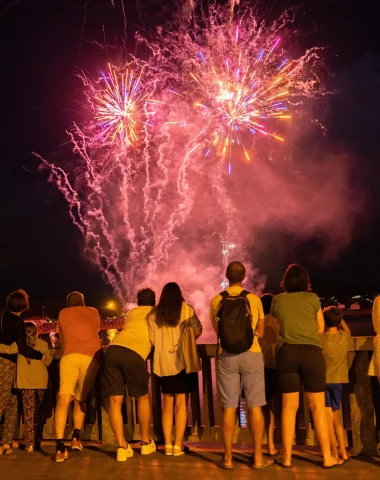 Feu d'artifice sur le lac marin de vieux boucau